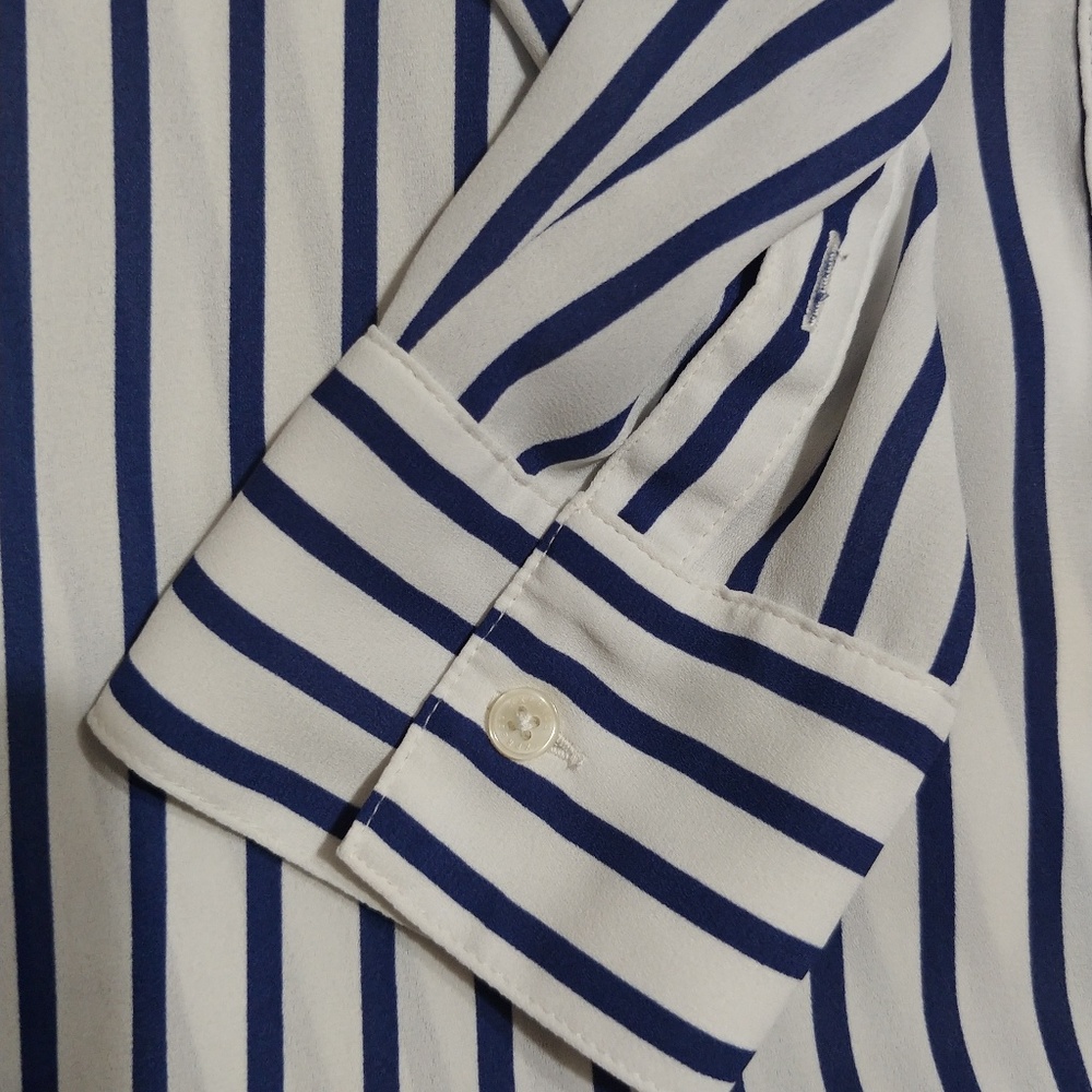 Express button up Blouse - Picture 4 of 5